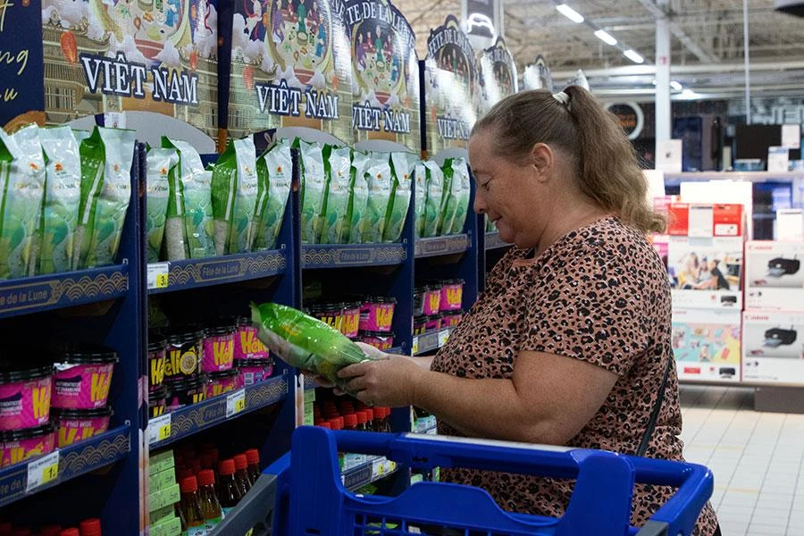 Khách hàng tìm mua gạo VN trong một siêu thị tại Pháp. Ảnh: BQH