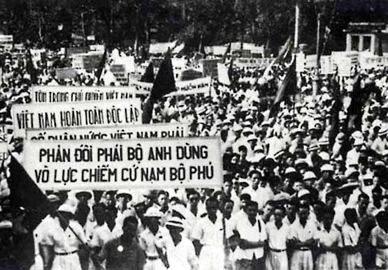 Nhân dân Hà Nội tham dự mít-tinh phản đối Anh - Pháp chiếm đóng Nam bộ. Ảnh: Tư liệu