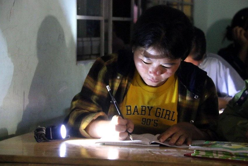 Nhiều người đi học lớp xóa mù chữ. Ảnh: TNT Nhiều người đi học lớp xóa mù chữ. Ảnh: TNT