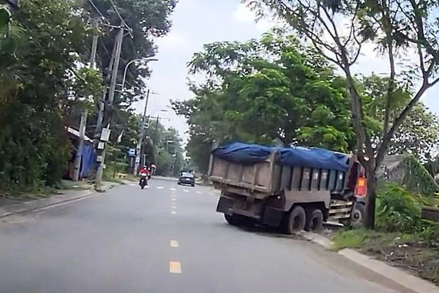Xe ben chở đá thường xuyên lưu thông vào đường cấm Nguyễn Xiển, TP Thủ Đức.