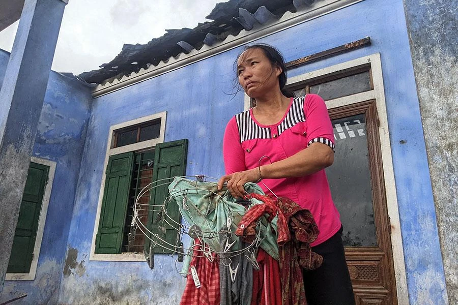 Người dân cố tìm những vật dụng còn sót lại sau bão. Ảnh: NGUYỄN DO