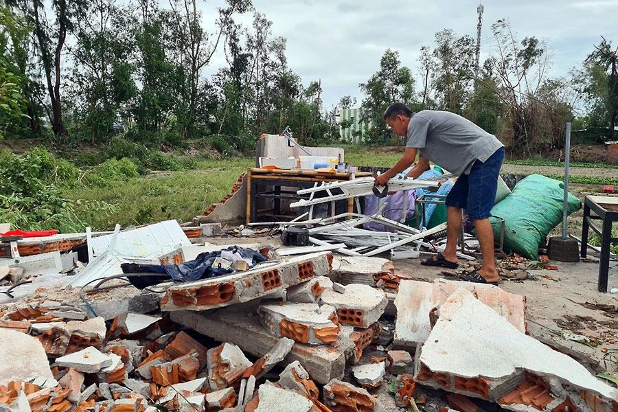 Cơ sở kinh doanh của một người dân ở TP Tam Kỳ bị sập hoàn toàn. Ảnh: THANH NHẬT