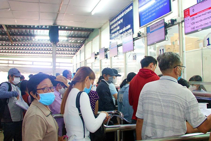 Người dân khám chữa bệnh tại BV Chợ Rẫy. Ảnh: THẢO PHƯƠNG