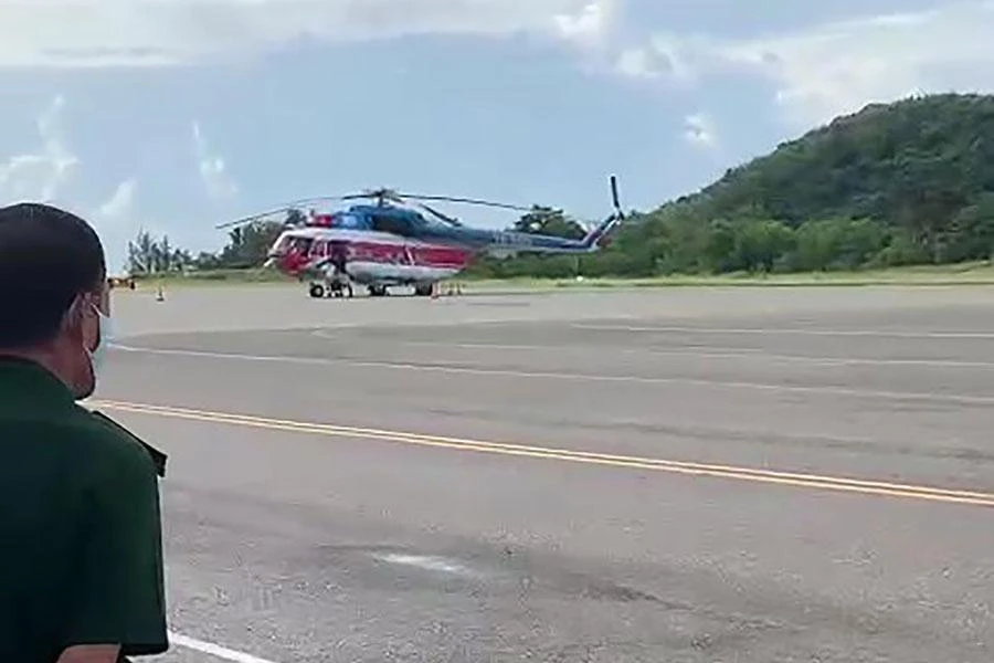 Trực thăng cứu hộ đưa 11 thuyền viên từ tàu Wuzhou 8 vào sân bay Cỏ Ống ở Côn Đảo để cấp cứu. Ảnh: BP