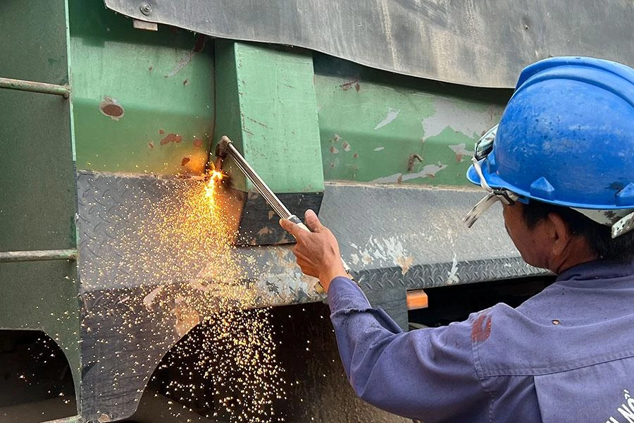 Công an cho cắt thùng cơi nới và hệ thống thủy lực.