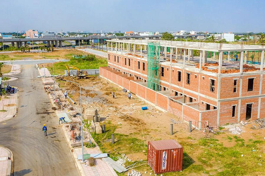 Một số chuyên gia cho rằng bất động sản hình thành trong tương lai cần được rà soát pháp lý qua các sàn giao dịch. Ảnh minh họa: Q.HUY