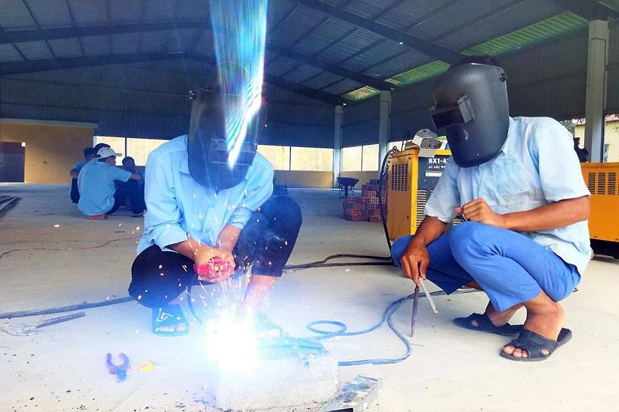 Các học sinh trong một buổi thực hành học nghề tại Trường Giáo dưỡng số 3. Ảnh: TÂM AN