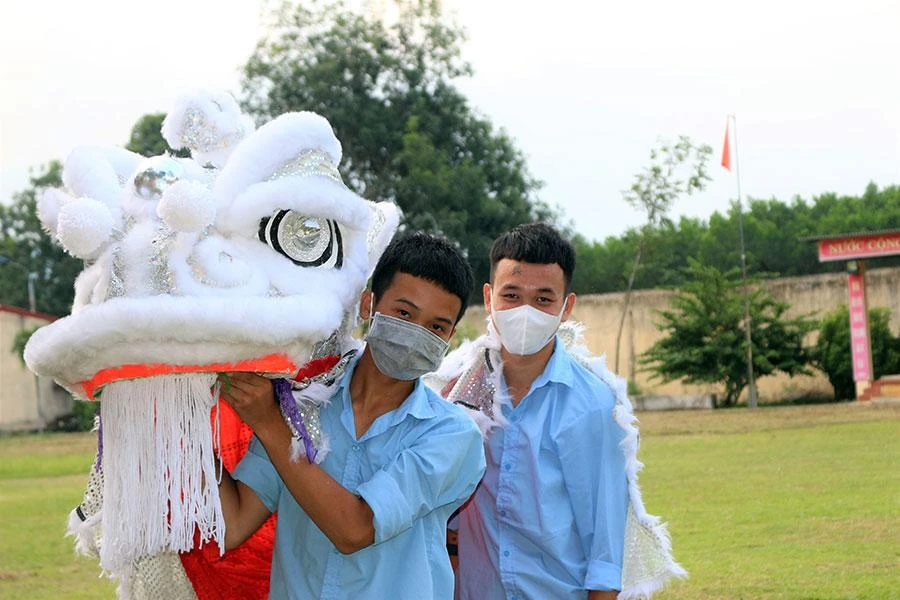 Tú và Tài tập múa lân trong sân trường. Ảnh: TÂM AN
