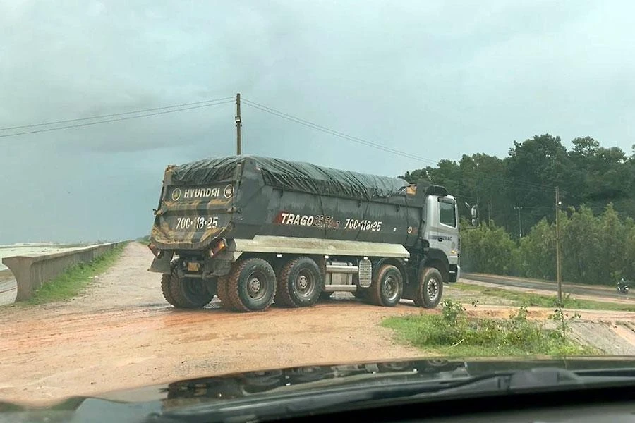 Xe ben chở đầy cát né trạm cân ở Tây Ninh. Ảnh: VÕ TÙNG - TỰ SANG