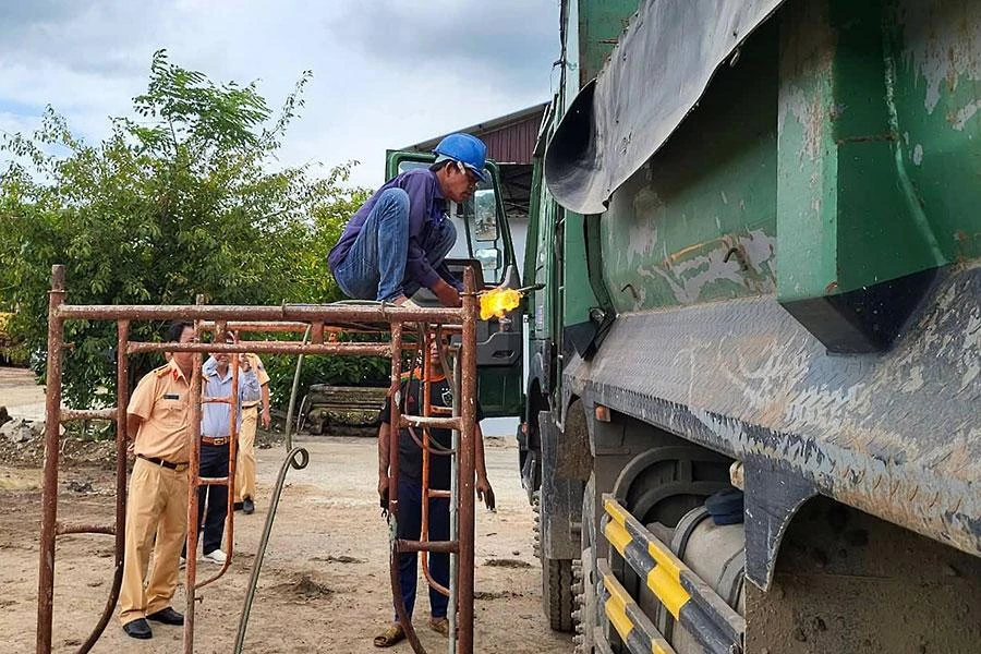 Công an tỉnh Bà Rịa-Vũng Tàu cho cắt hạ thùng cơi nới và hệ thống thủy lực giấu trong thùng xe. Ảnh: TỰ SANG - VÕ TÙNG