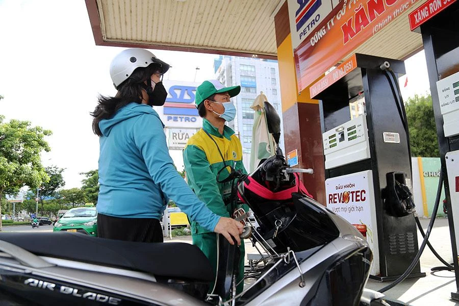 Mức hoa hồng rất thấp, thậm chí 0 đồng nên các cửa hàng xăng dầu gặp rất nhiều khó khăn, càng bán càng lỗ. Ảnh: HOÀNG GIANG