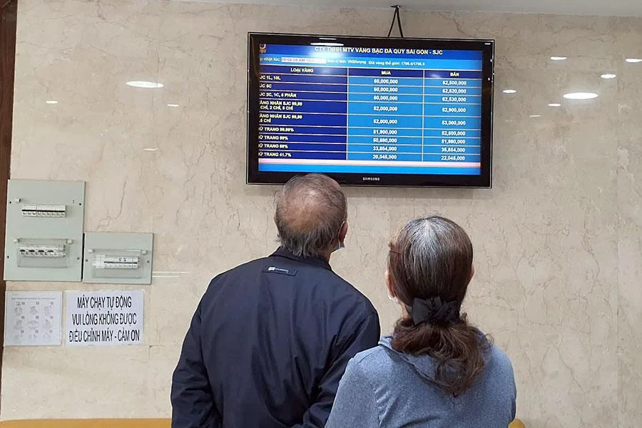 Thời điểm giá vàng biến động mạnh ngày 19-7, khách hàng cẩn trọng quan sát bảng giá trước khi đưa ra quyết định. Ảnh: THÙY LINH