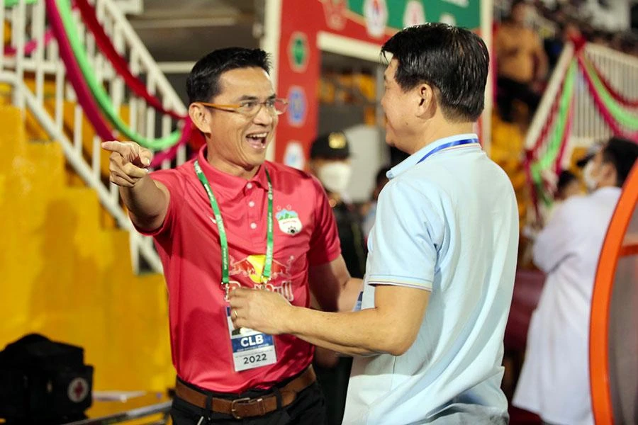 HA Gia Lai sa sút nhưng HLV Kiatisak vẫn ở lại với đội bóng và từ chối trở về Thái Lan dẫn dắt đội tuyển Thái Lan. Ảnh: ANH PHƯƠNG HA Gia Lai sa sút nhưng HLV Kiatisak vẫn ở lại với đội bóng và từ chối trở về Thái Lan dẫn dắt đội tuyển Thái Lan. Ảnh: ANH PHƯƠNG