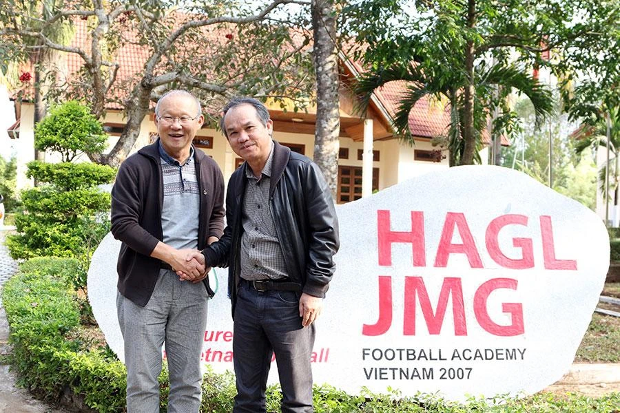 Sau thành công cùng đội tuyển Việt Nam, ông Park lên Pleiku thăm bầu Đức. Ảnh: ANH HỮU