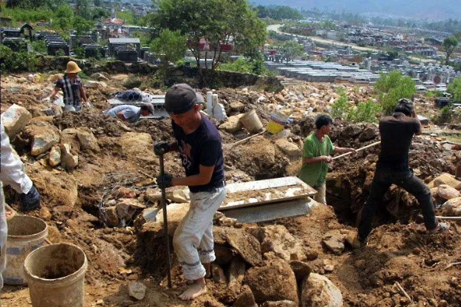 Người dân khắc phục tại các phần mộ thuộc nghĩa trang Hòa Sơn. Ảnh: NGÔ QUANG Người dân khắc phục tại các phần mộ thuộc nghĩa trang Hòa Sơn. Ảnh: NGÔ QUANG