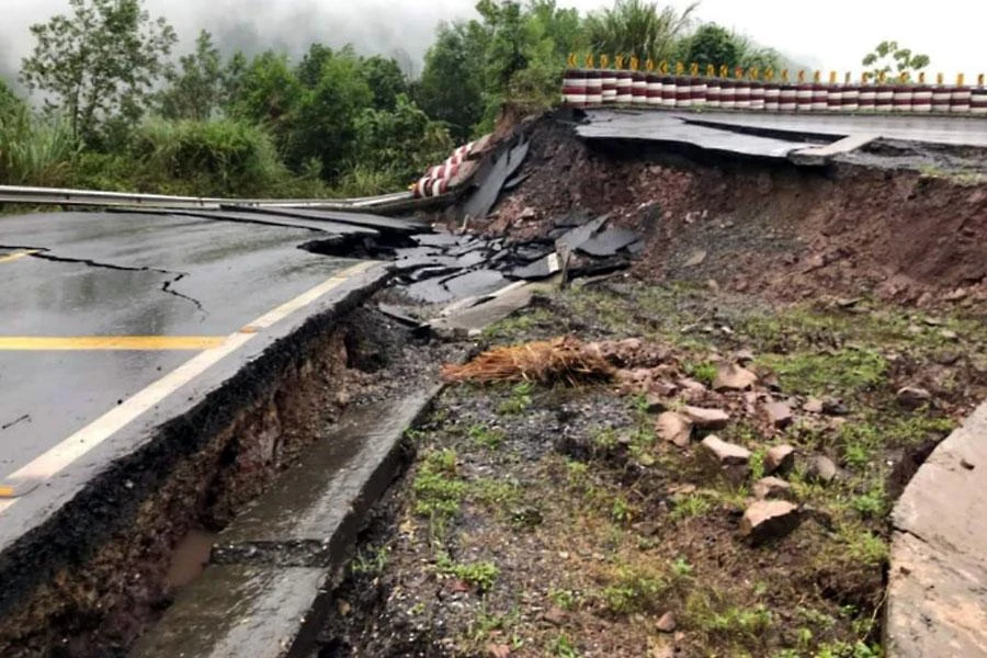 Đường quốc lộ 15D nối cửa khẩu quốc tế La Lay - cảng nước sâu Mỹ Thủy bị tắc do một đoạn bị hư hỏng nặng. Ảnh: N.DO Đường quốc lộ 15D nối cửa khẩu quốc tế La Lay - cảng nước sâu Mỹ Thủy bị tắc do một đoạn bị hư hỏng nặng. Ảnh: N.DO