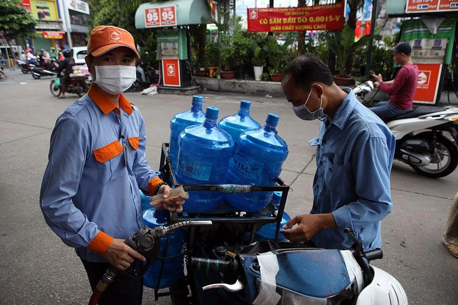 Cần giúp các doanh nghiệp tăng nguồn lực tài chính, giảm chi phí để bảo đảm cung ứng đủ xăng dầu cho thị trường. Ảnh: NGUYỆT NHI