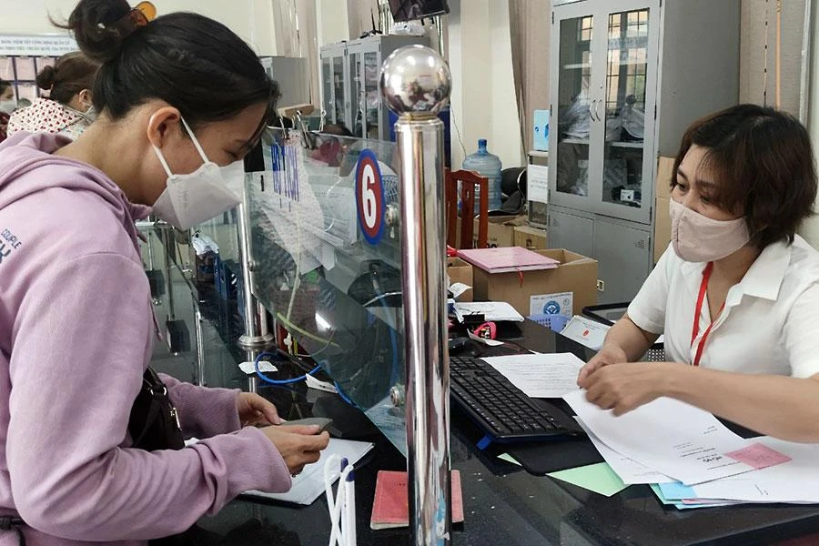 Người dân đến làm thủ tục hành chính tại UBND phường 5, quận Gò Vấp. Ảnh: NGUYỄN HIỀN