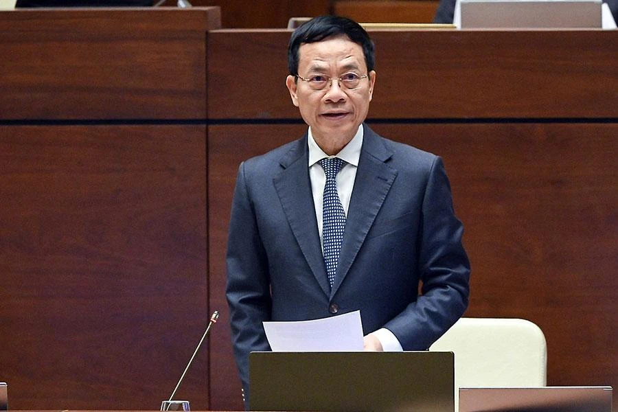 Bộ trưởng Bộ TT&amp;TT Nguyễn Mạnh Hùng tại phiên chất vấn sáng 4-11. Ảnh: QH