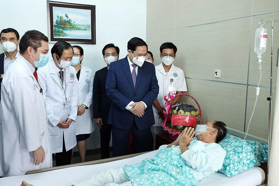 Thủ tướng Phạm Minh Chính thăm bệnh nhân đang điều trị tại BV Chợ Rẫy Phnom Penh. Ảnh: TTXVN
