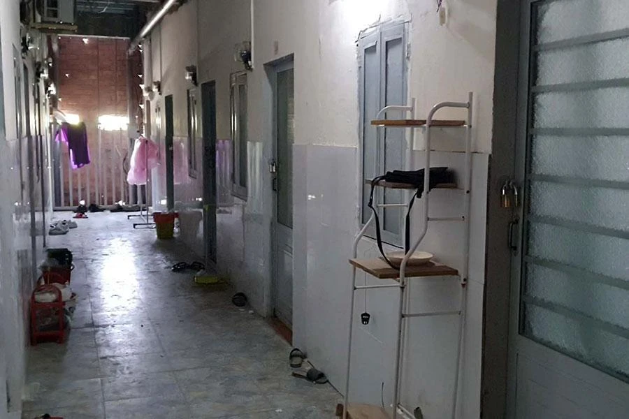 Bên trong khu nhà trọ số 81 đường số 42.