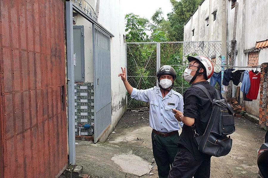 Thanh tra xây dựng cùng PV khảo sát các khu vực xây dựng không phép trên địa bàn phường Bình Trưng Đông vào sáng 2-11