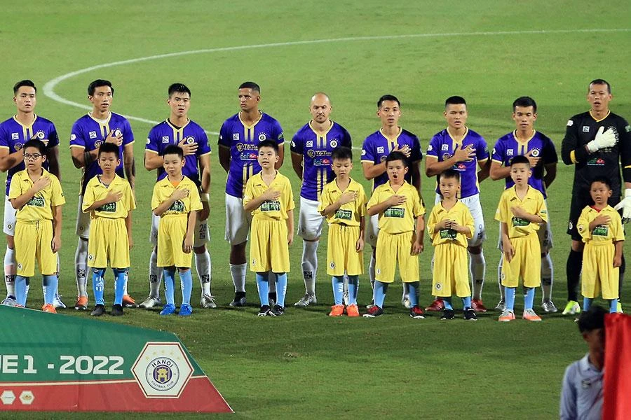 Hà Nội chờ nhận cúp vô địch. Ảnh: ANH PHƯƠNG