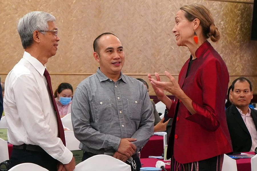 Phó Chủ tịch UBND TP.HCM Võ Văn Hoan (ngoài cùng bên trái) trao đổi với đại biểu tại hội nghị. Ảnh: PN