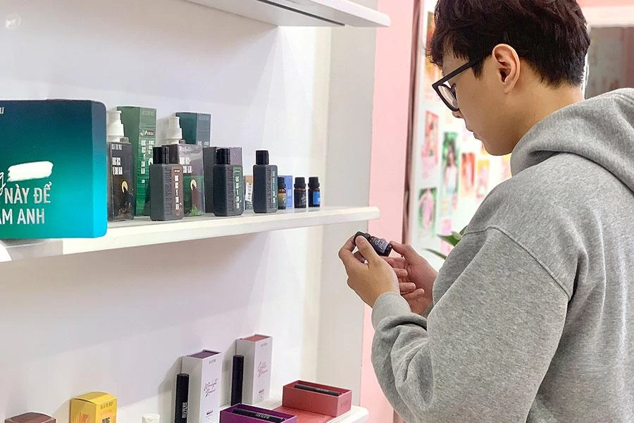 Nam giới ngày càng quan tâm đến việc chăm sóc ngoại hình bằng các sản phẩm và dịch vụ làm đẹp. Ảnh: THU HÀ