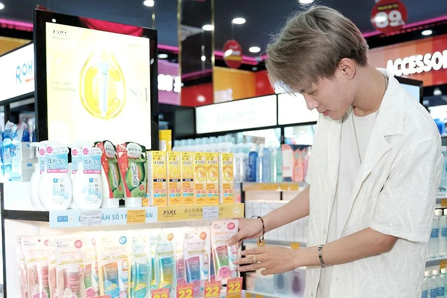 Sản phẩm chăm sóc cơ thể dành cho nam giới được cho là còn ít ỏi ở các kênh phân phối truyền thống như siêu thị. Ảnh: THU HÀ