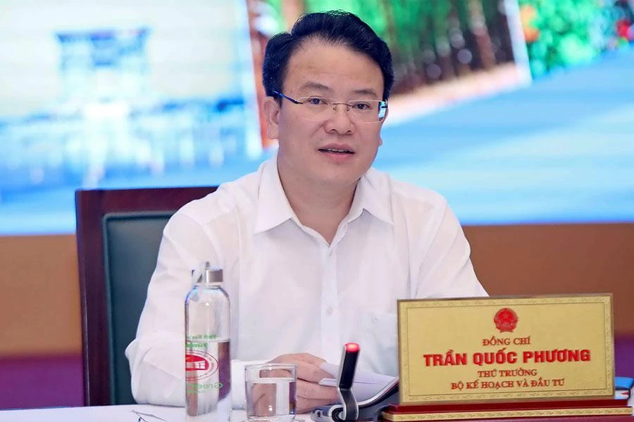 Thứ trưởng Bộ KH&amp;ĐT Trần Quốc Phương chủ trì buổi họp báo. Ảnh: CHÂN LUẬN