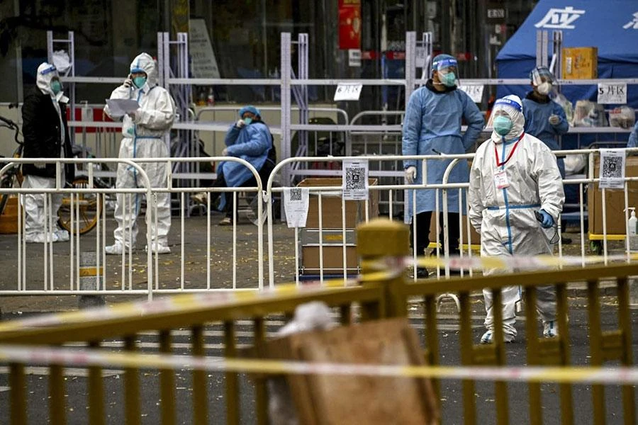 Nhân viên y tế Trung Quốc trước một chung cư bị phong tỏa ở thủ đô Bắc Kinh ngày 22-11. Ảnh: REUTERS