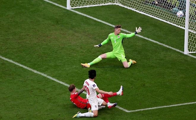 Phút 52, Azmoun tăng tốc, loại những chiếc áo đỏ Xứ Wales tung cú sút ở góc rất hẹp đi trúng cột phải bật ra và ngay tình huống sau thì Gholizadeh sút bật cột trái. Ảnh: GETTY IMAGES