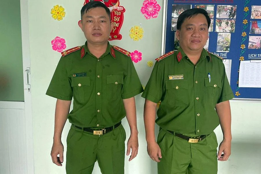 Đại úy Quyền và Đại úy Phụng. Ảnh: NGUYỄN TÂN