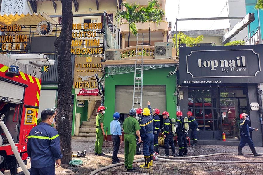 Đám cháy nhờ được hai cán bộ công an dập kịp thời nên đã hạn chế thấp nhất thiệt hại. Ảnh: NGUYỄN TÂN