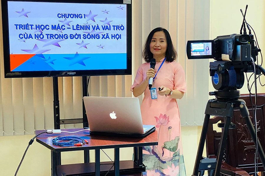 Giảng viên Trường ĐH Công nghiệp thực phẩm TP.HCM đang thực hiện dạy học trực tuyến. Ảnh: LIÊN THOA