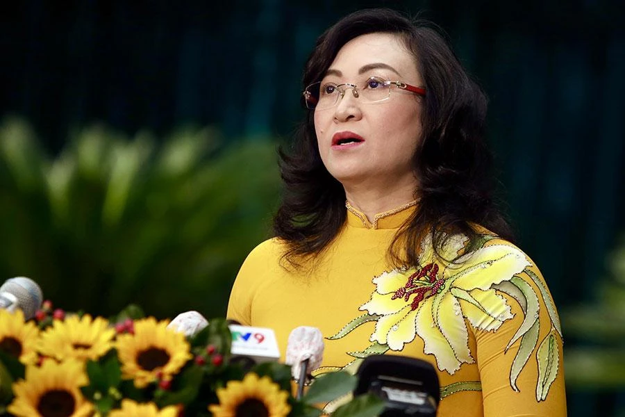 Phó Chủ tịch UBND TP.HCM Phan Thị Thắng trình bày các tờ trình của UBND TP.HCM tại kỳ họp thứ tám HĐND TP.HCM khóa X. Ảnh: NGUYỆT NHI