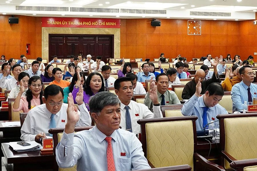 Các đại biểu HĐND TP.HCM biểu quyết thông qua các nghị quyết tại kỳ họp thứ tám vào chiều 9-12. Ảnh: BẢO PHƯƠNG