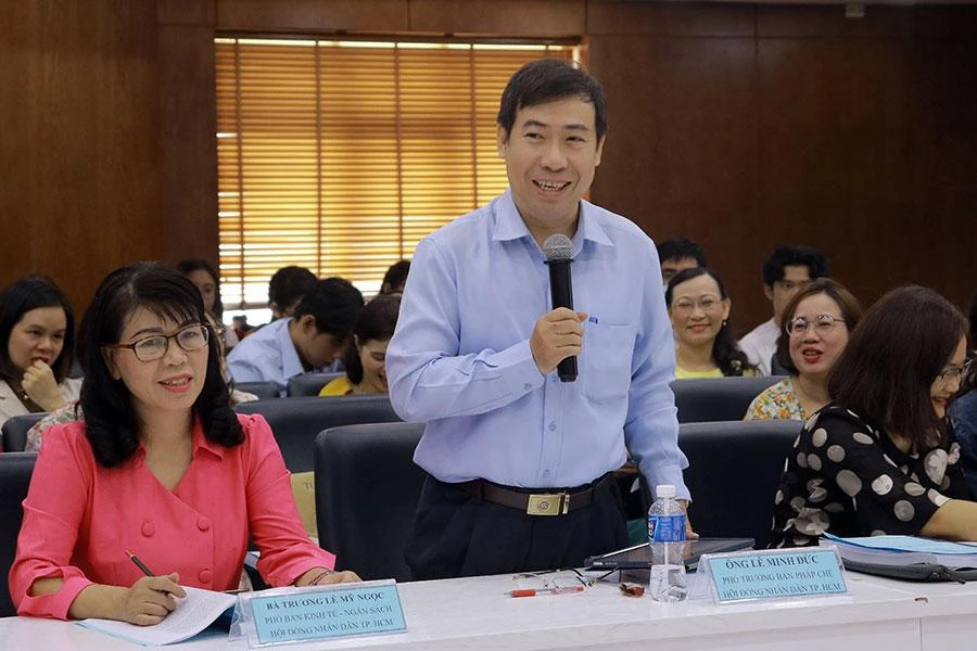 Ông Lê Minh Đức, Phó Trưởng ban Pháp chế HĐND TP.HCM, nêu ý kiến tại hội thảo. Ảnh: VÕ THƠ