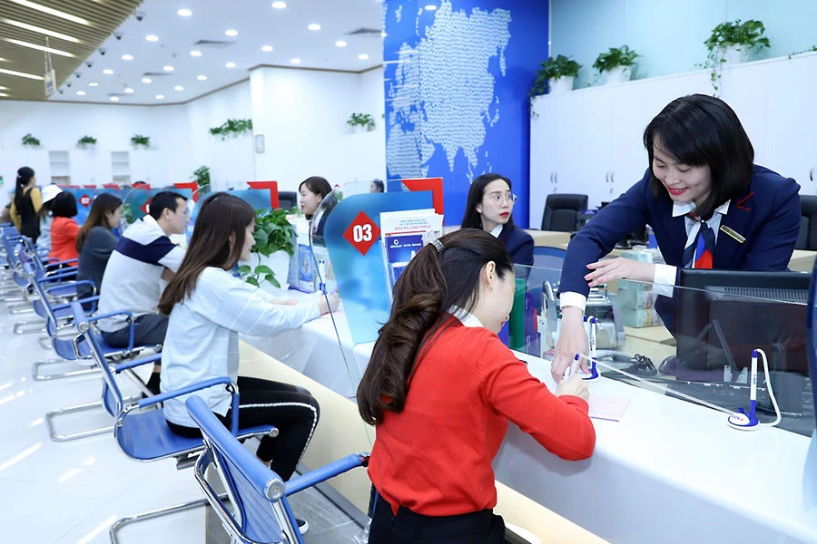 Các ngân hàng cam kết nỗ lực ổn định cả lãi suất huy động lẫn lãi suất cho vay nhằm hỗ trợ khách hàng. Ảnh: LV