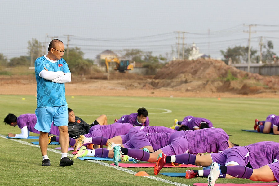 Ra quân thắng đậm Lào 6-0 nhưng HLV Park Hang-seo vẫn còn những nét ưu tư. Ảnh: VFF