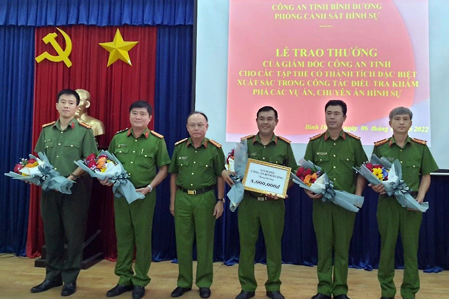 Giám đốc Công an tỉnh Bình Dương thưởng nóng cho Phòng Cảnh sát hình sự và các đơn vị phối hợp trong các chuyên án lớn.