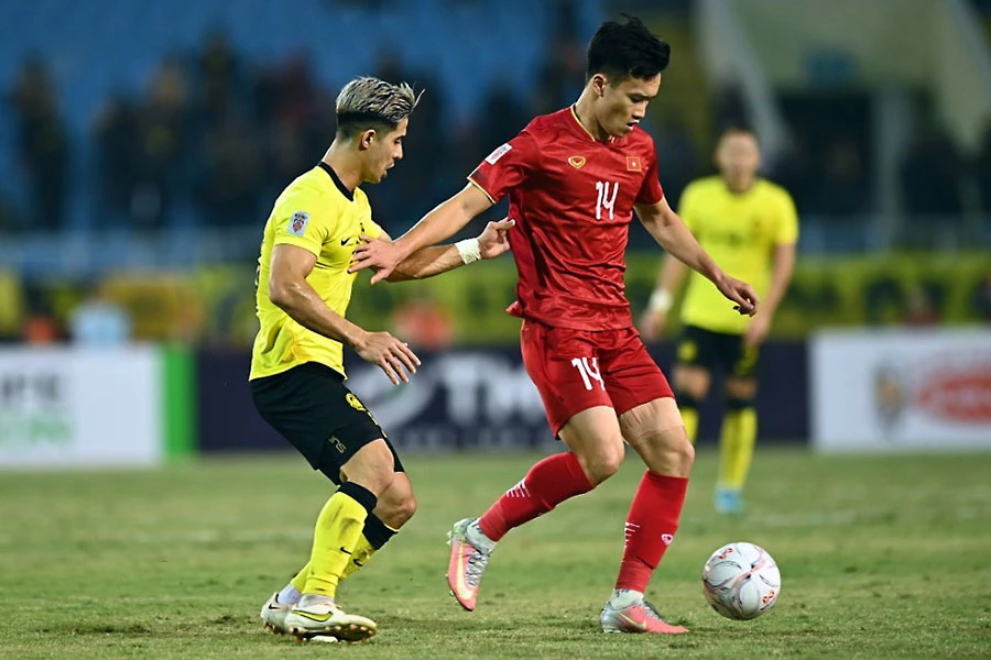 Hoàng Đức đóng đinh trận đấu bằng pha ấn định 3-0 tinh tế vào lưới Malaysia. Ảnh: HẢI THỊNH