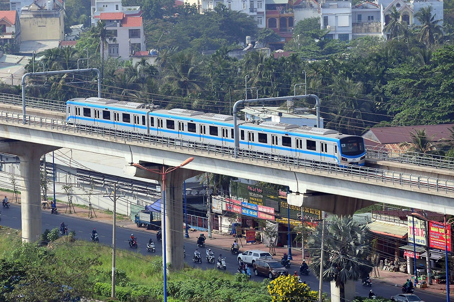 Đoàn tàu ba toa của tuyến metro số 1 (Bến Thành - Suối Tiên) chạy thử nghiệm đoạn trên cao hôm 21-12 vừa qua, hướng tới khai thác thương mại trong năm 2023. Ảnh: HOÀNG GIANG