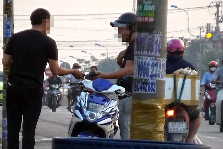 Người tên Vũ gặp mặt, giao hàng là giấy tờ giả cho khách. Ảnh: N.YÊN Người tên Vũ gặp mặt, giao hàng là giấy tờ giả cho khách. Ảnh: N.YÊN