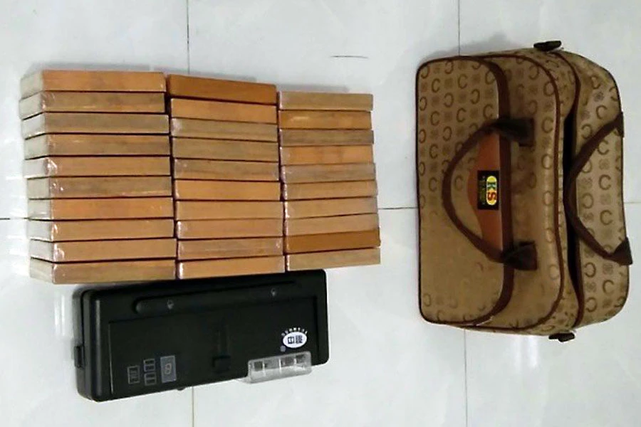 50 bánh heroin và nhiều tang vật của vụ án.