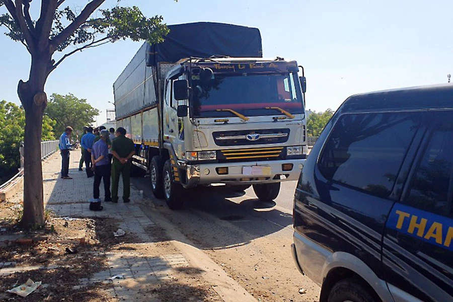 Cơ quan chức năng thực nghiệm hiện trường, phần đuôi xe tải nằm trên cầu Thành Hải. Ảnh: HH