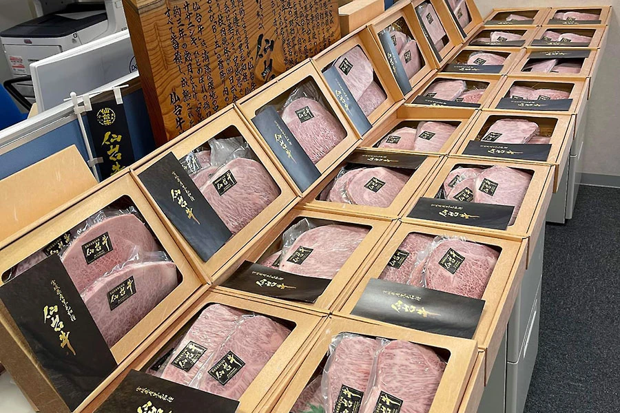 Nhu cầu mua thịt bò siêu đắt từ Nhật Bản làm quà tết gia tăng. Ảnh: TU