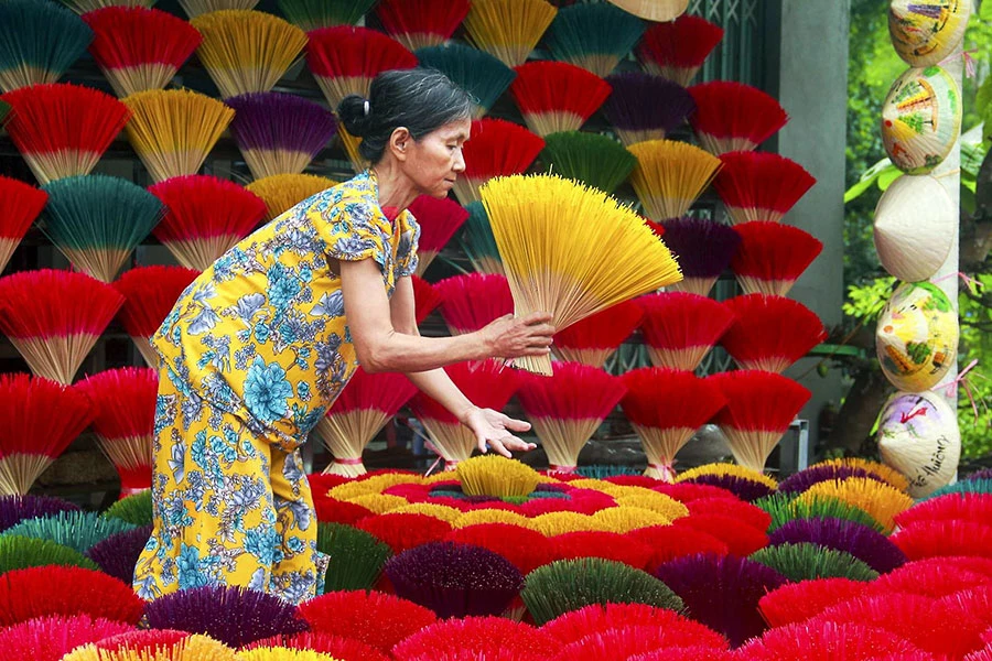 Bà Tôn Nữ Ánh Tuyết tại gian hàng của mình. Ảnh trong bài: NGUYỄN DO