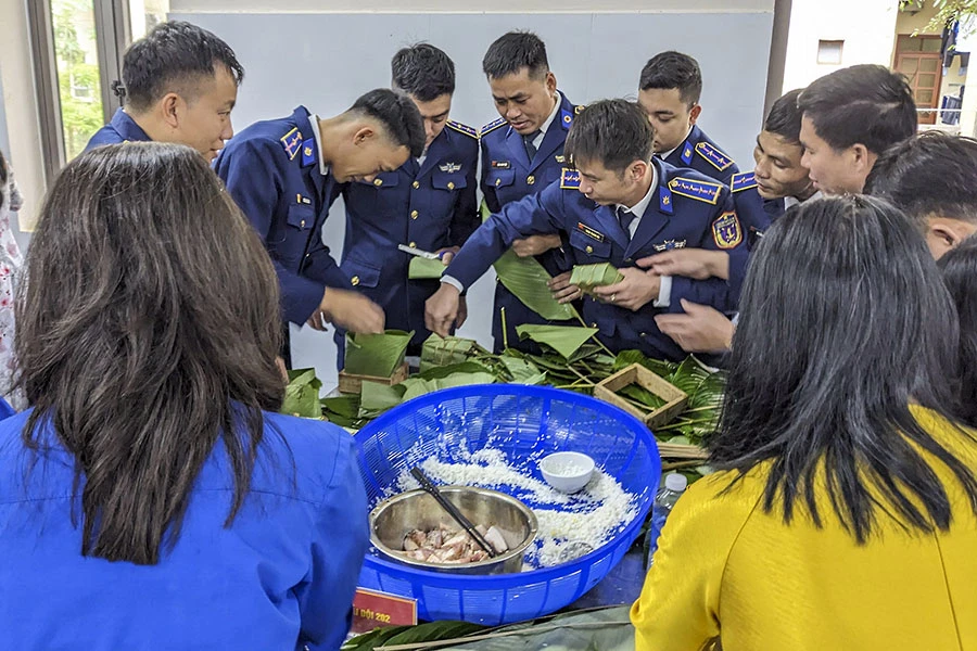 Các chiến sĩ Hải đội 202 gói bánh chưng để chuẩn bị cho những ngày tết Nguyên đán đang tới gần. Ảnh: NGUYỄN DO
